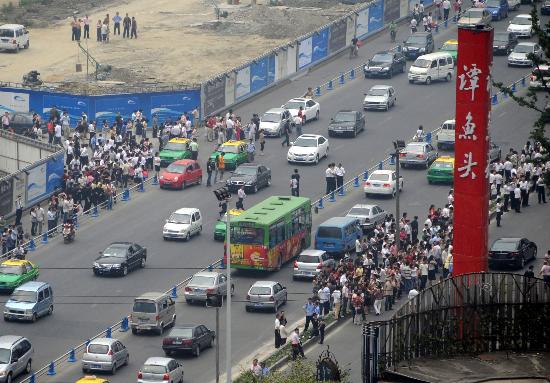 成都震感强烈市民在街上躲避.jpg