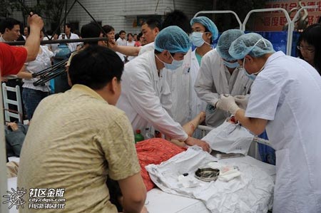 下午4点左右成都二医院露天手术.jpg