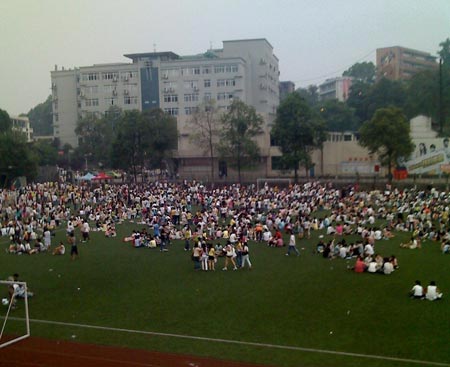 学校操场成为最安全的避祸地点.jpg