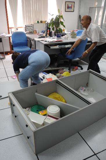新华社四川分社技术室内被晃倒的办公用品.jpg