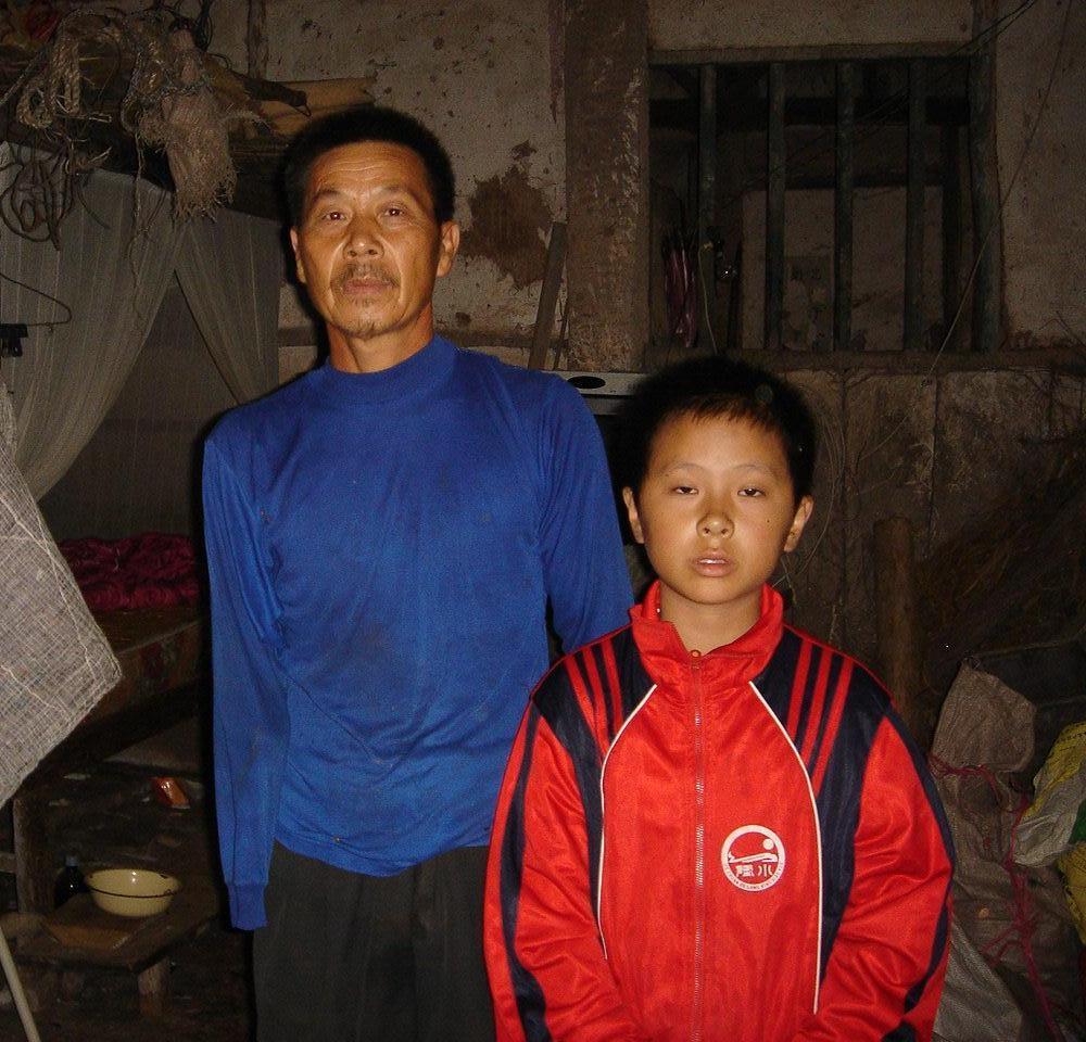 陈宇和臂残的爷爷生活在已废弃的村小教室里.JPG
