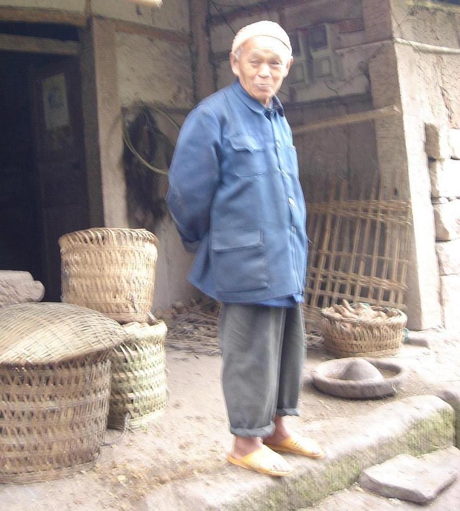 70多岁靠五保金供养杨艳学习的叔公显得有些力不从心.JPG
