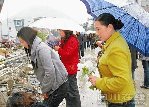 北川群众在“5·12地震纪念碑”前献花.jpg