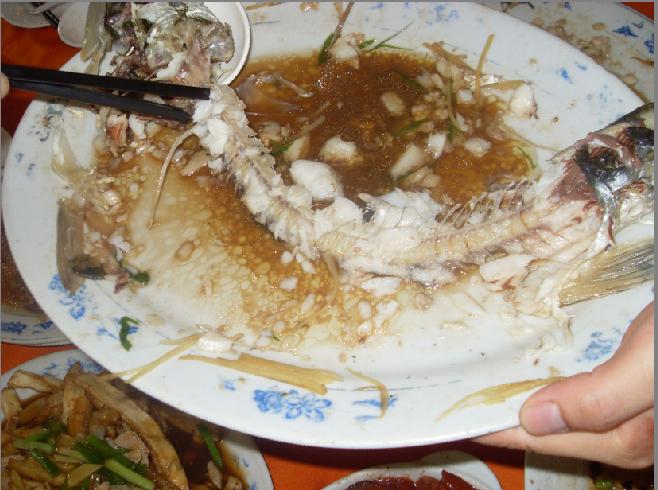 这是MM门说怕我们的菜不够吃，把她们的给我们了，怎么就剩鱼骨头了啊.jpg