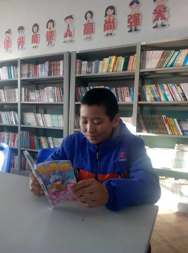 学生在图书室认真读书