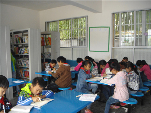 中南小学学生阅读图书
