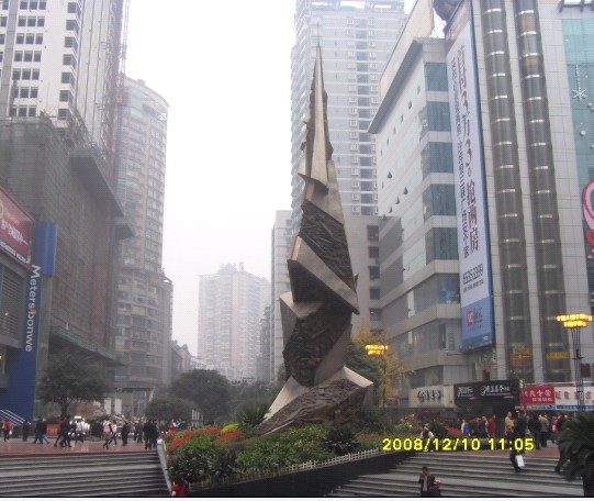 这是重庆市沙坪坝区三峡广场，有点类似于广州的越秀区的北京路，属于商业繁华区