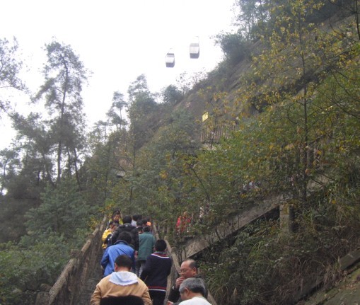 这里登山的石梯是沿悬崖峭壁建的，恐高的人就不要往下看了。