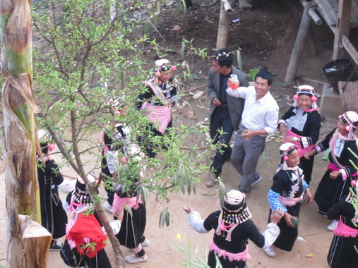走进云南省红河州金平县金水河镇普角村委会普角老寨，恰巧赶上他们的红米节，老乡们在载歌载舞。
