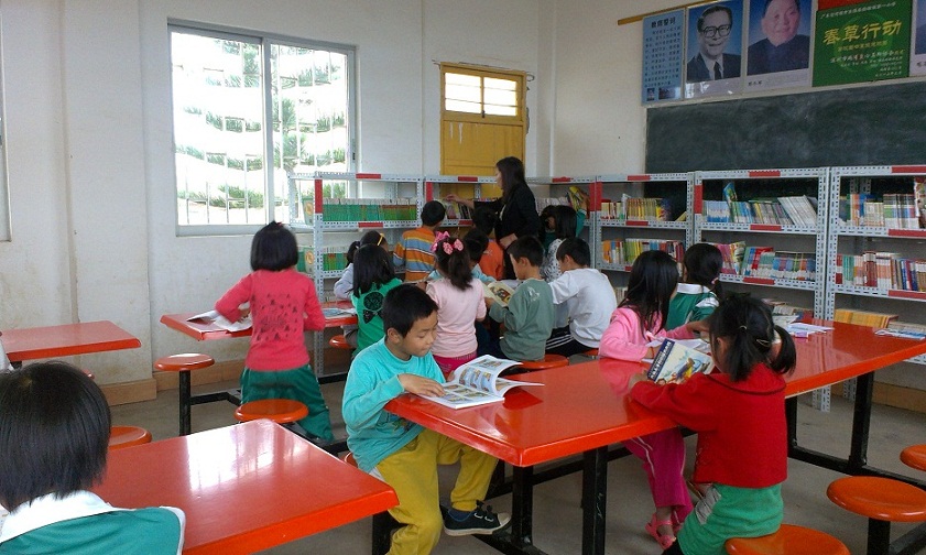 吕俊玲老师在指导学生找那方面的书来读.jpg