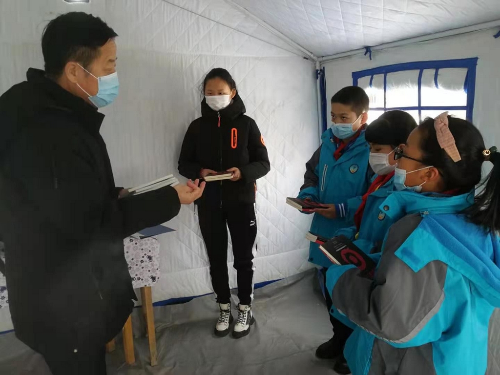 向塔城市第二小学的受助生发放资助款和书籍.jpg