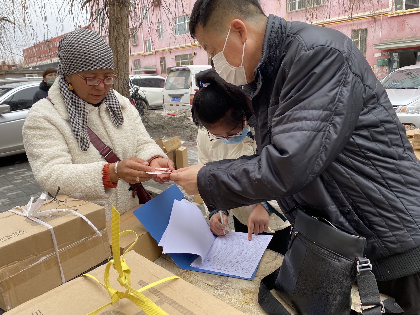 受助生也克盆的妈妈在领取受助款 .jpeg