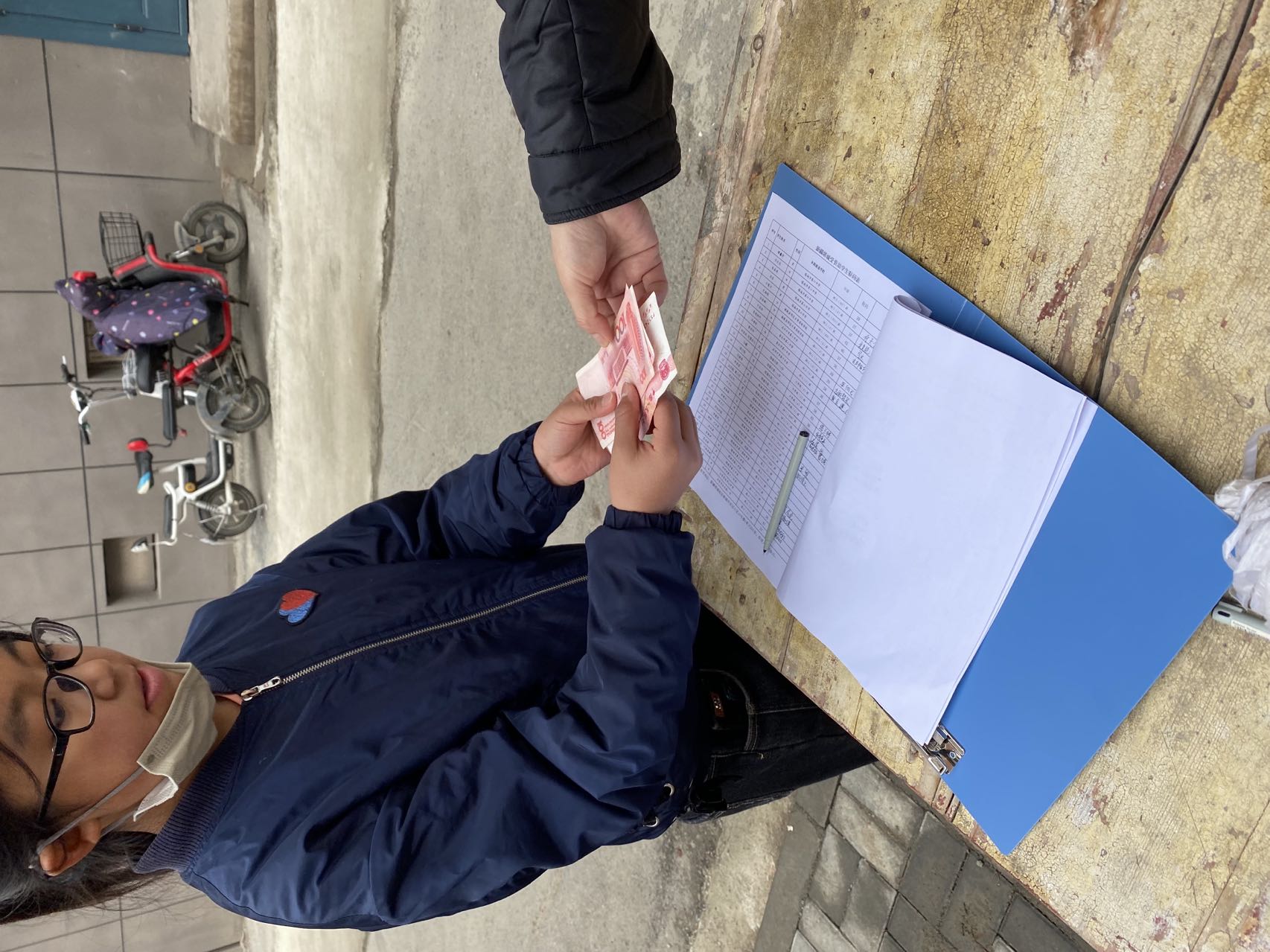 受助生任静美在领取资助款.jpeg