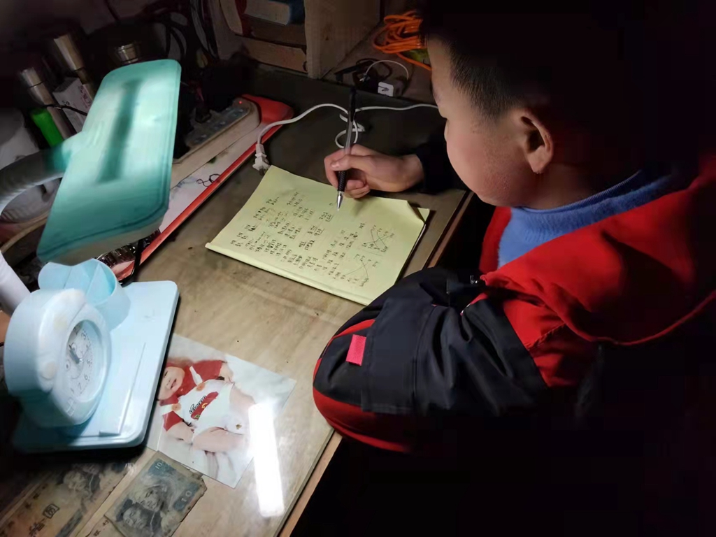 学生在家学习 3.jpg