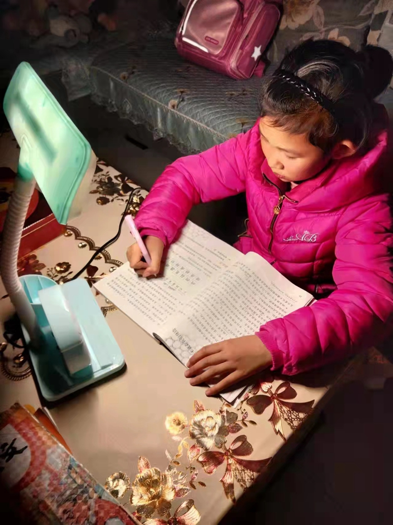 学生在家学习 1.jpg