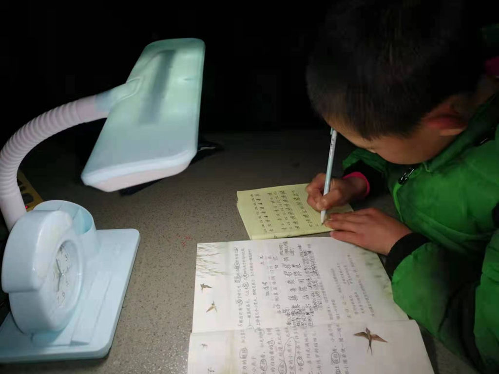 学生在家学习 4.jpg