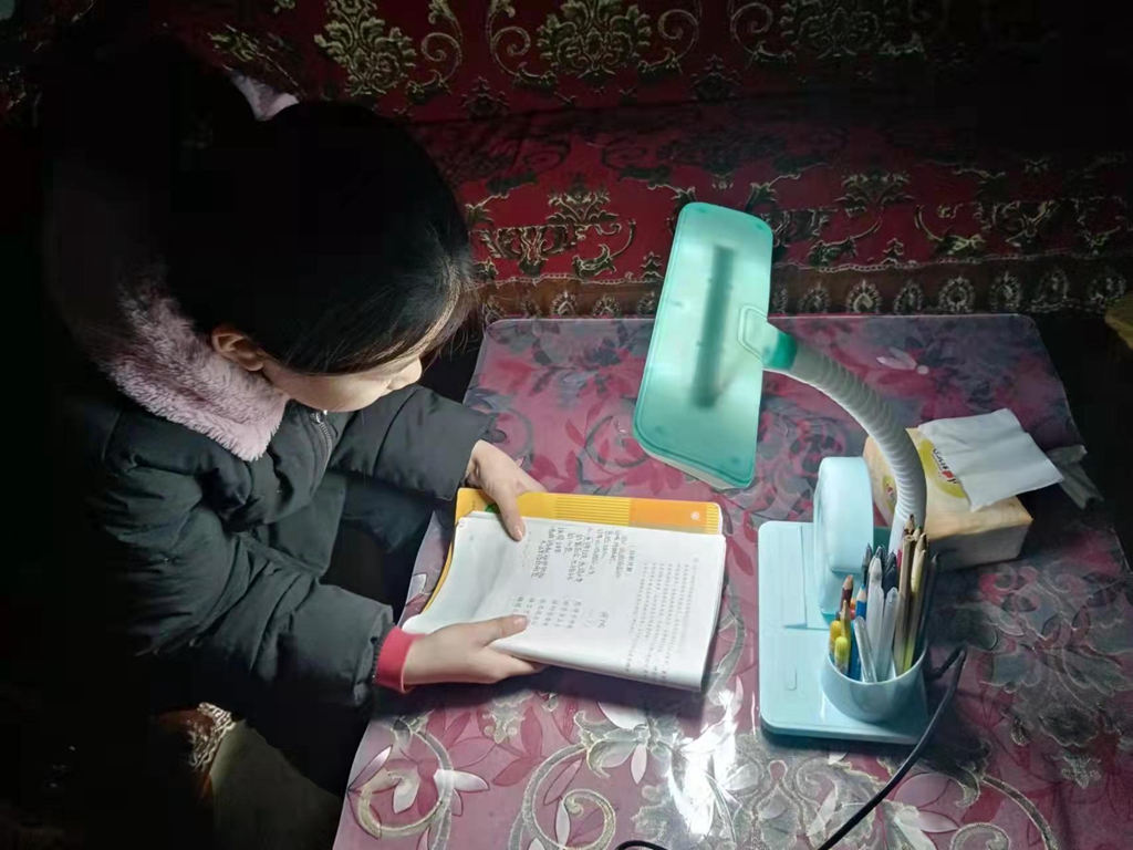 学生在家学习 2.jpg