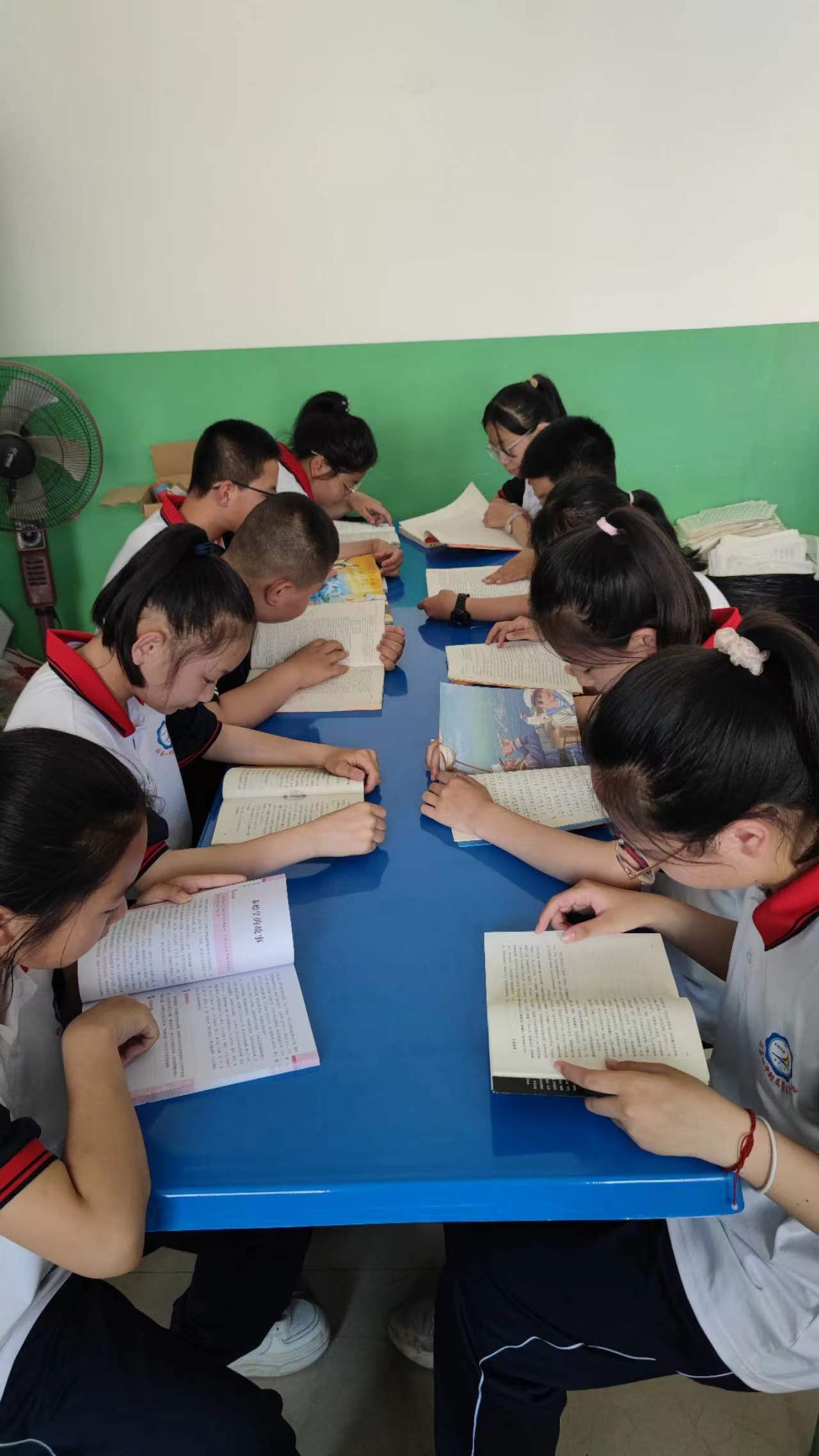 学生看书特写 (2).jpg