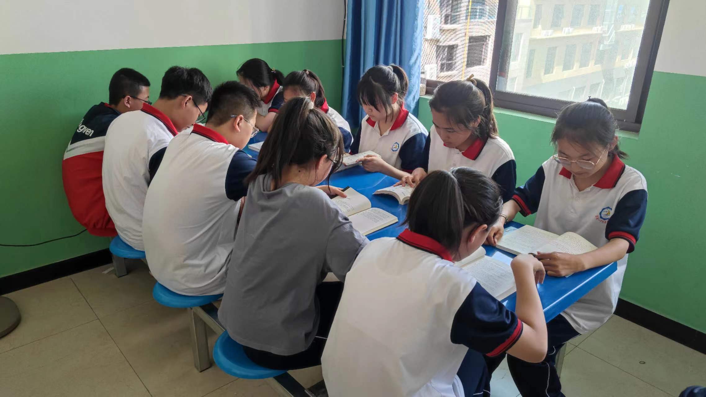 学生看书特写 (4).jpg