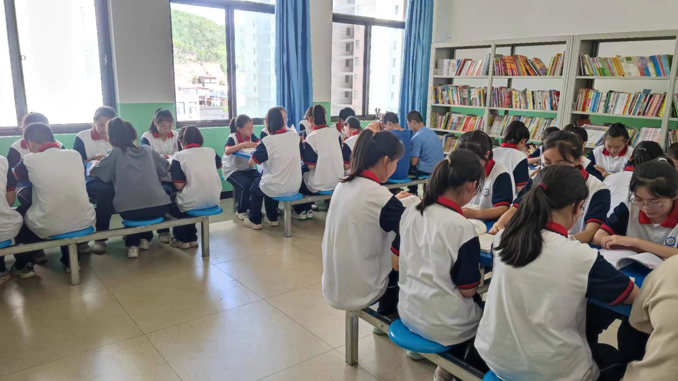 学生看书特写 (6).jpg